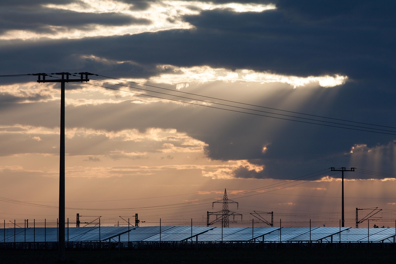 Photovoltaik-Anlage, Strommasten, Leistungen, dunkle Wolken, Sonnenstrahlen