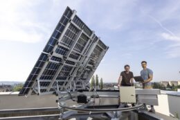 FLAPtrack, TU Graz, zweiachsige Nachführung, Zweiachs-Tracker, Armin Buchroithner (r), Thomas Neubauer, Institut für Elektrische Messtechnik und Sensorik