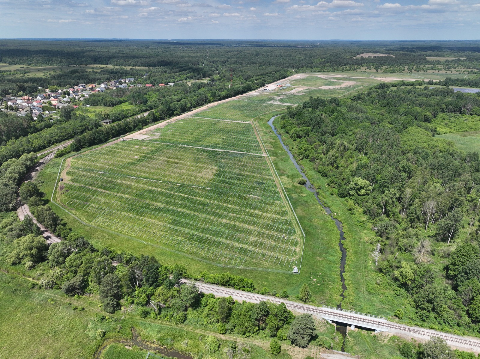 Enerland Group obtiene una licencia ambiental LASolar en Colombia, y Qualitas Energy cierra financiación por 53 millones para una cartera solar de 117 MW en Polonia.