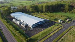 Gewerbehalle auf freiem Feld
