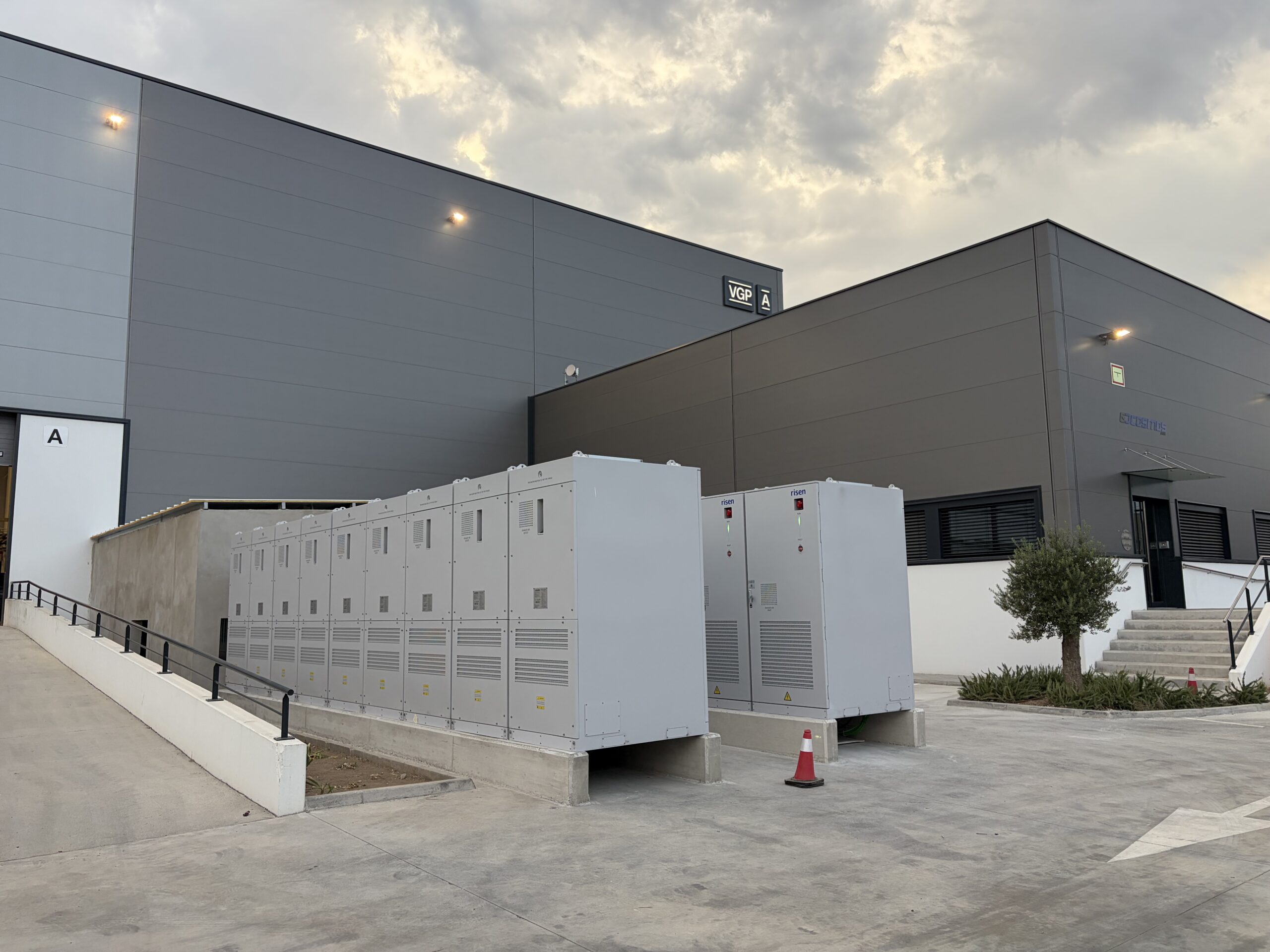 La falta de potencia de red lleva a una fábrica de Martorell a instalar 3,87 MWh de baterías - Artículo de energía solar EXAASOLAR